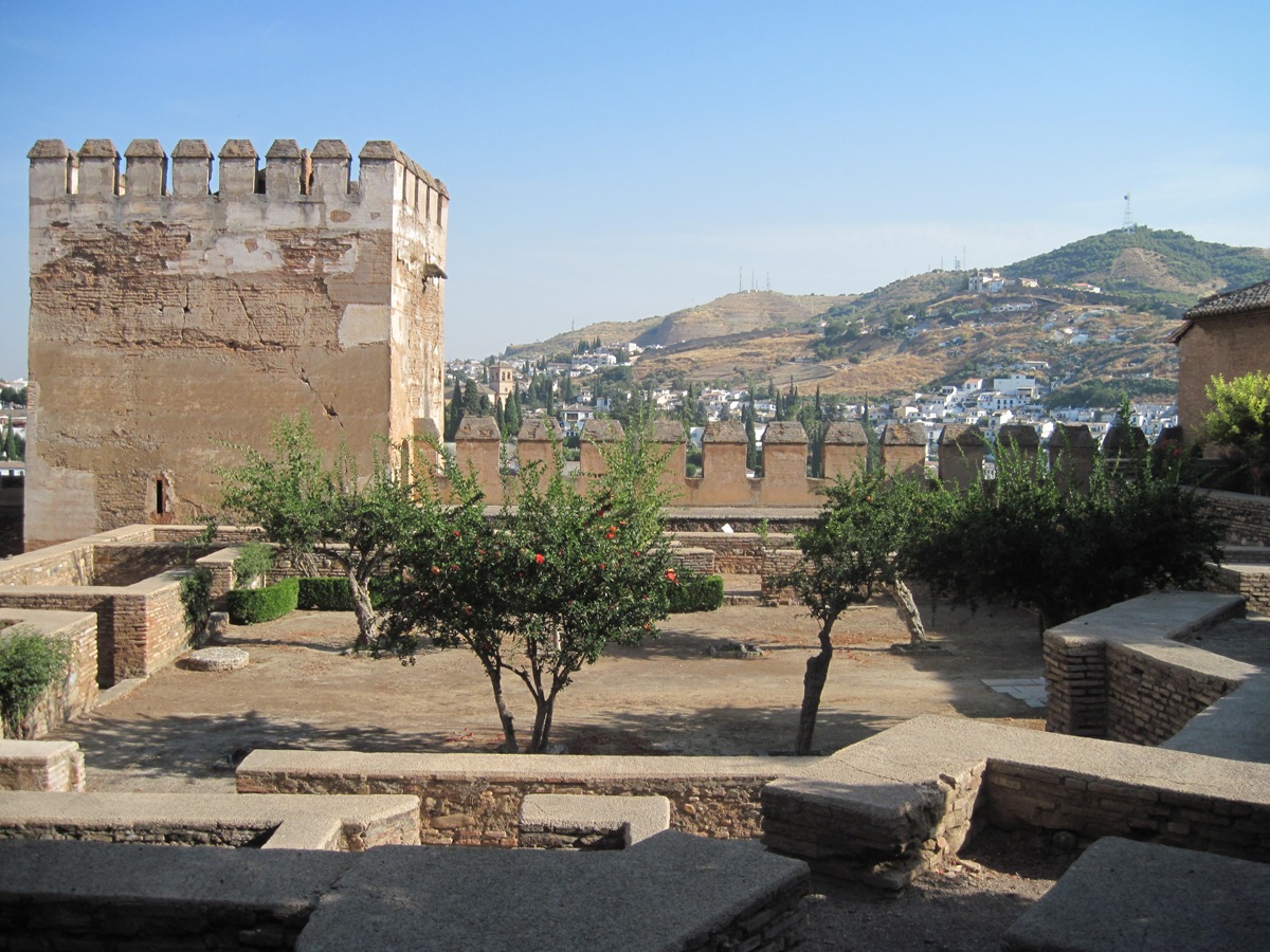 23-Parte del giardino e panorama